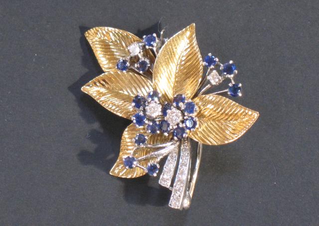 Appraisal: A MODERN YELLOW AND WHITE GOLD BROOCH in the form