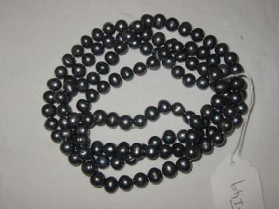 Appraisal: A BLACK FRESHWATER PEARL NECKLACE the uniform beads long