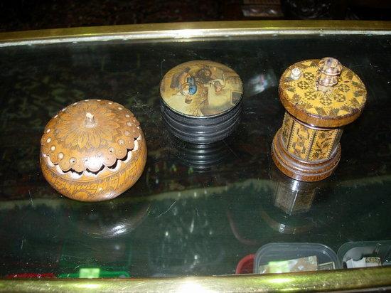 Appraisal: A TH CENTURY RUSSIAN PAPIER MACHE CYLINDRICAL SMALL BOX and