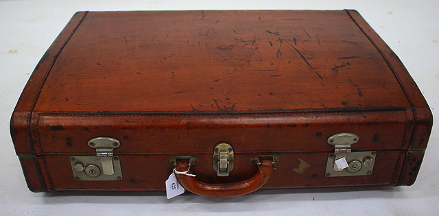 Appraisal: AN EARLY MID TH CENTURY LEATHER TRAVELLING CASE cm wide