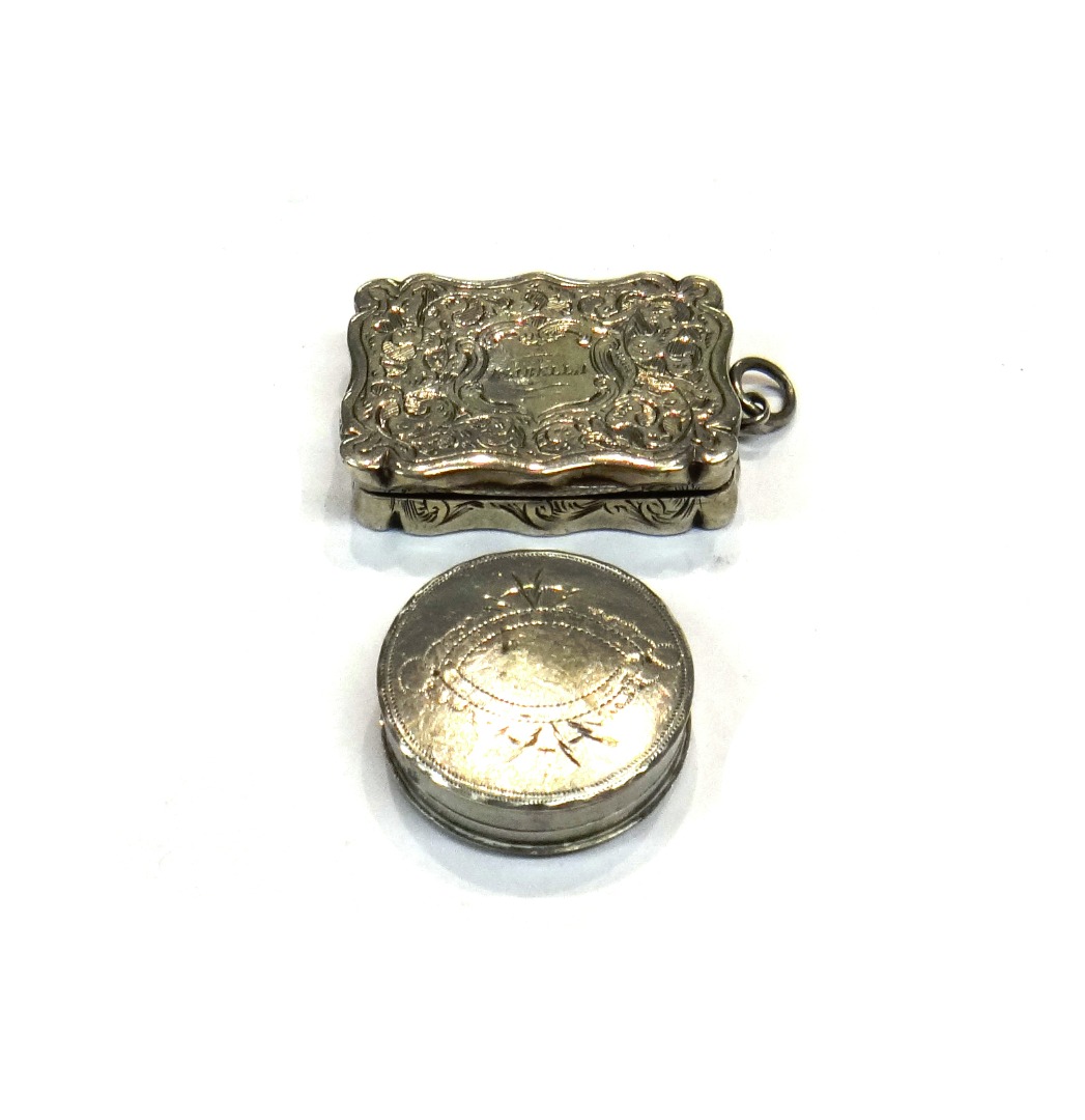 Appraisal: A Victorian silver shaped rectangular vinaigrette with a scroll pierced