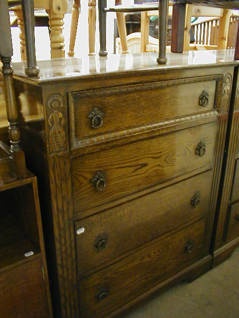 Appraisal: A reproduction oak chest