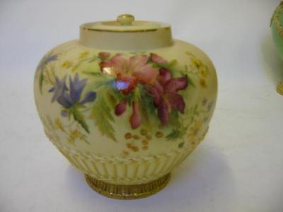 Appraisal: A ROYAL WORCESTER BLUSH IVORY POT POURRI JAR dated of