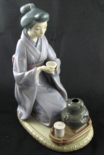 Appraisal: A SPANISH LLADRO GLAZED PORCELAIN FIGURE Japanese Girl Tea retired