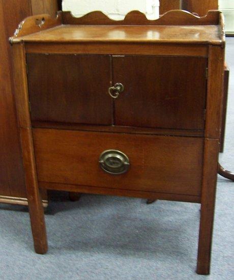 Appraisal: A th Century mahogany tray top commode fitted a cupboard