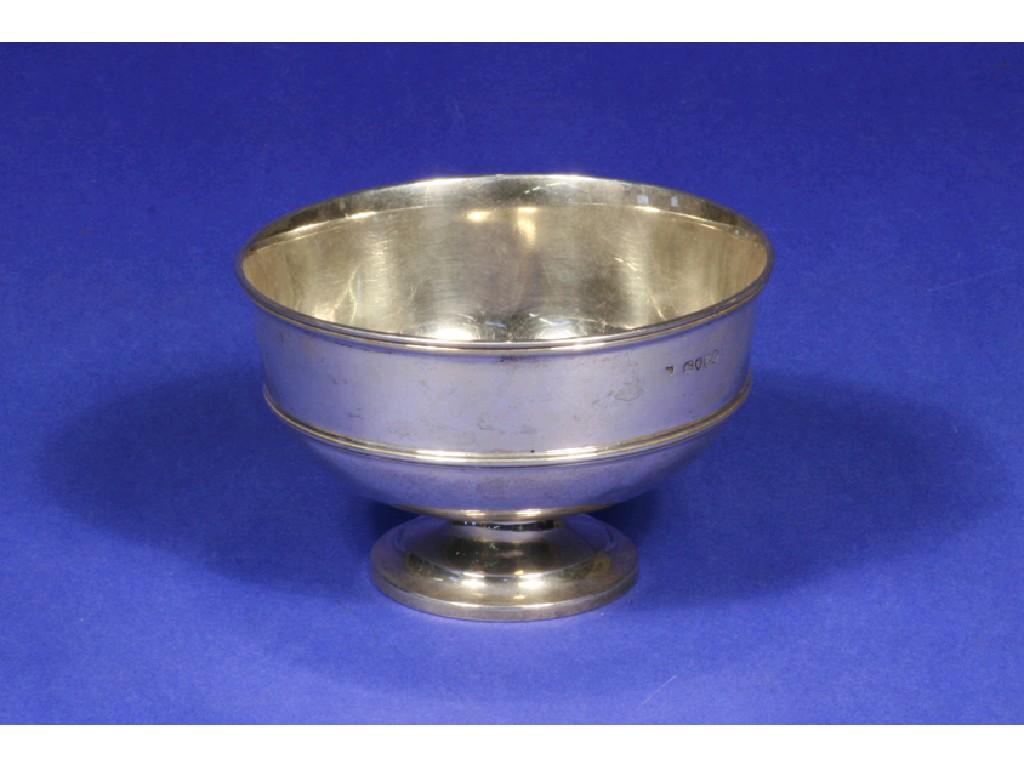 Appraisal: A VICTORIAN SUGAR BOWL of tapering circular form with reeded