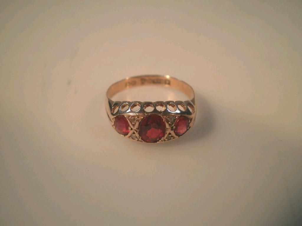 Appraisal: An Edwardian red stone set gypsy style ring in ct