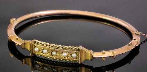 Appraisal: An Edwardian ct gold stiff bangle the face set with