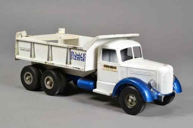 Appraisal: SMITH MILLER TOY DUMP TRUCKNice toy long bed dump truck