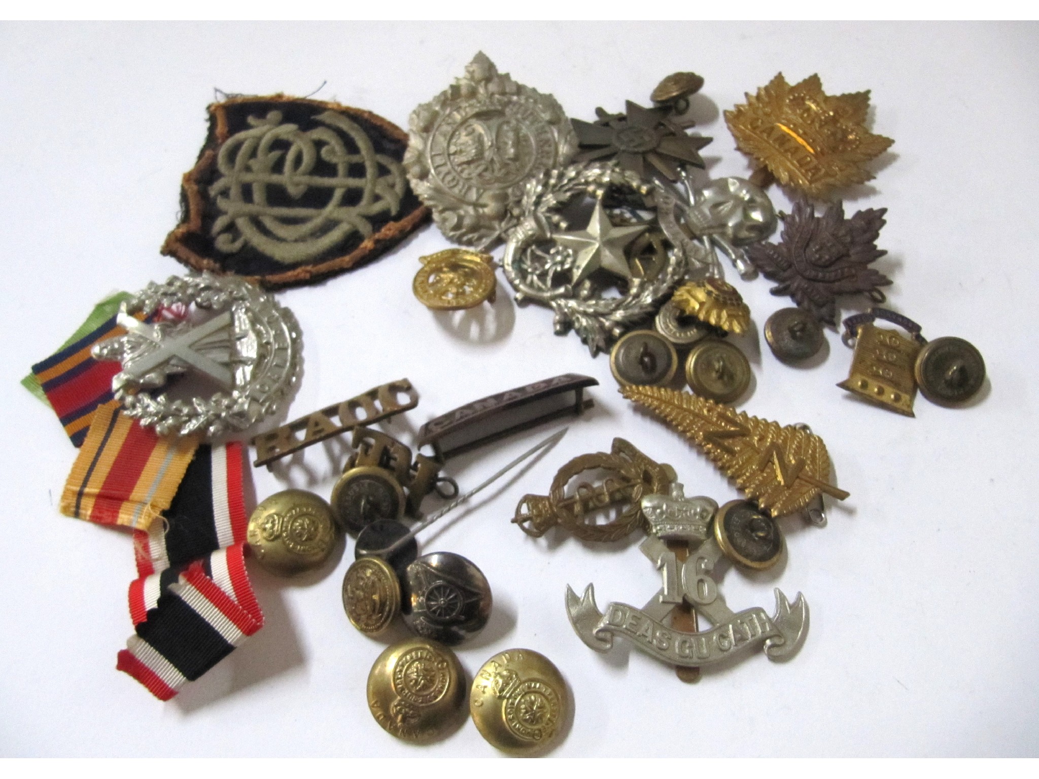 Appraisal: A box of assorted military badges and buttons