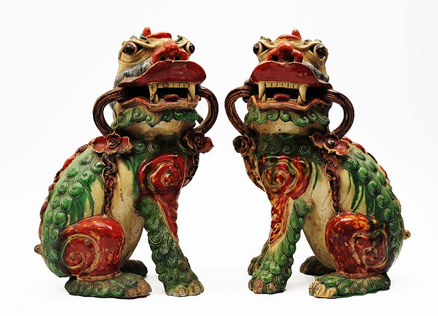 Appraisal: A pair of Chinese Sancai-style glazed Dogs of Fogreen and