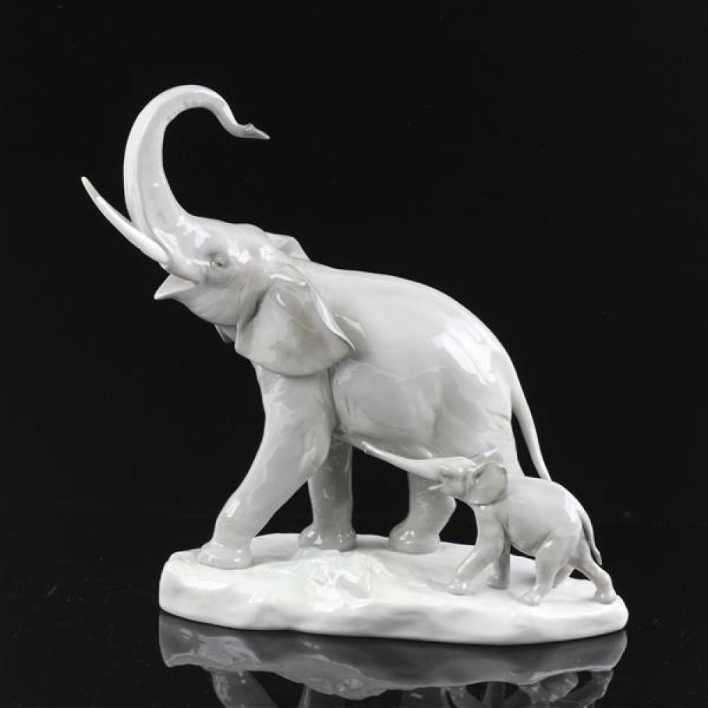 Appraisal: LLADRO PORCELAIN MOTHER AND BABY ELEPHANT FIGURE GROUP Lladro porcelain