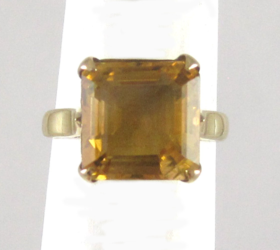 Appraisal: CITRINE AND EIGHTEEN KARAT GOLD RING set with a single