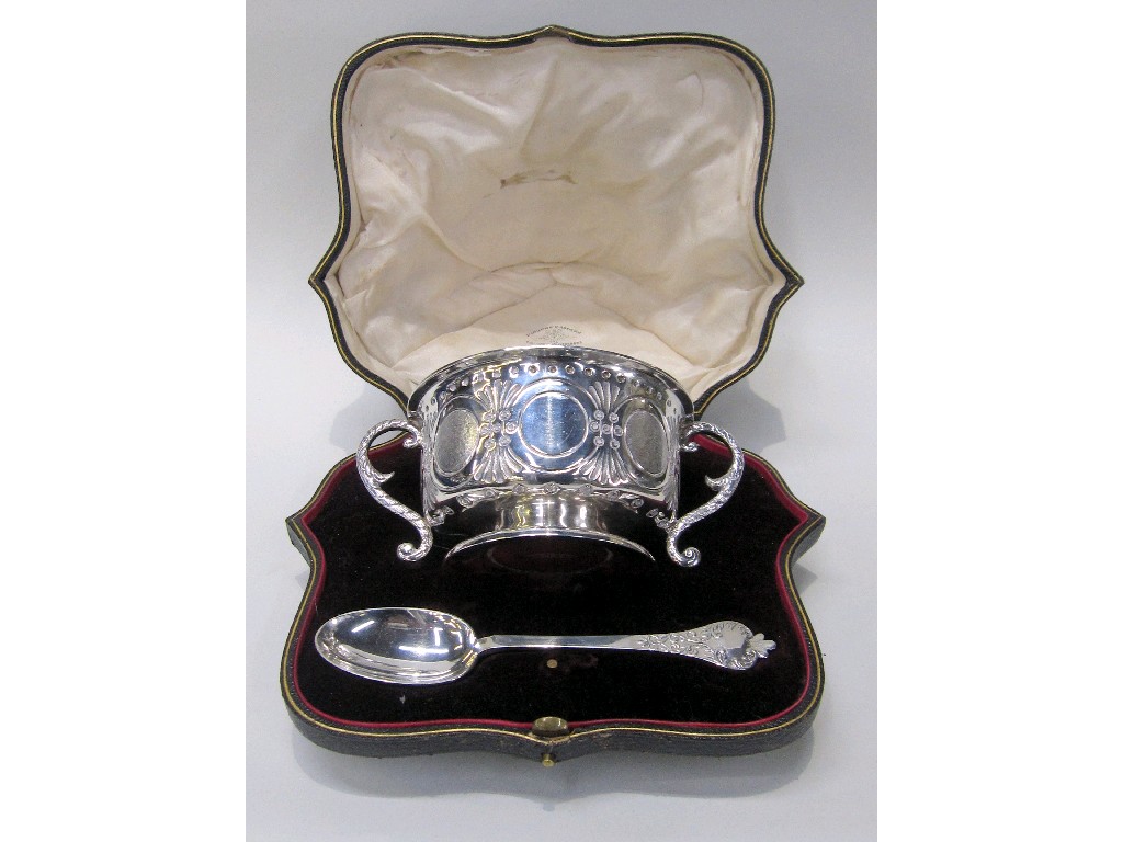 Appraisal: Cased embossed silver porridge bowl with server London