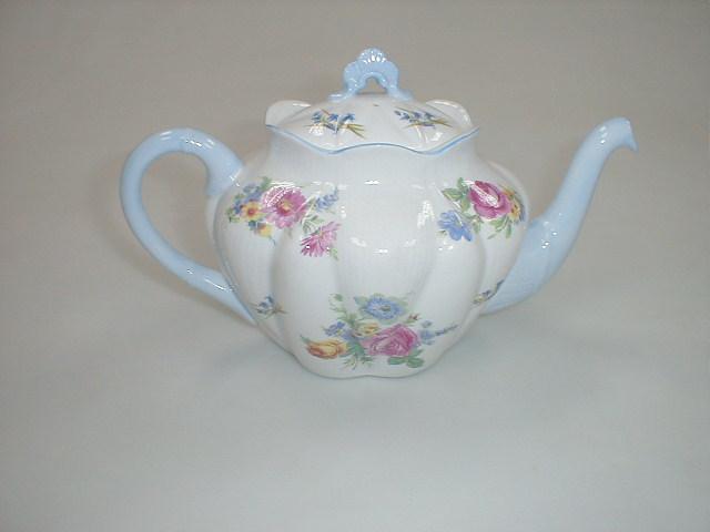 Appraisal: A Shelley rose pattern teapot No