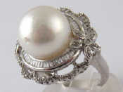 Appraisal: A white metal tests carat gold South Sea cultured pearl