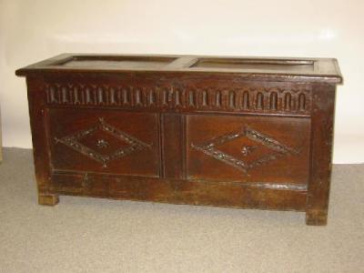 Appraisal: AN OAK PANELLED COFFER early th century the hinged plank