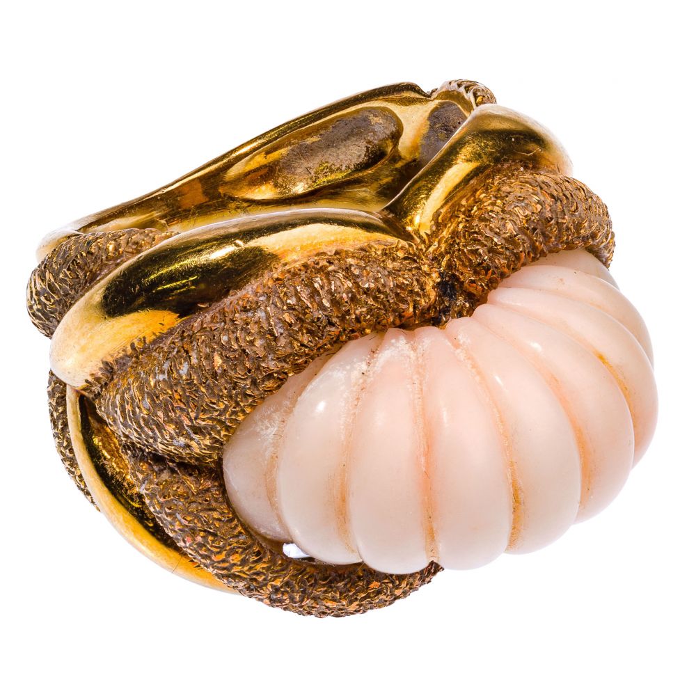 Appraisal: CELLINO K YELLOW GOLD AND BLUSH CORAL RINGHaving a ribbed