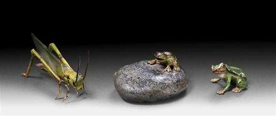 Appraisal: TRAVAIL AUTRICHIEN TROIS FIGURINES vers Bronze maill Une sauterelle et