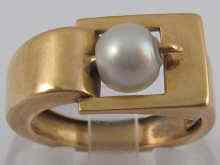 Appraisal: A yellow metal tests carat gold cultured pearl buckle ring