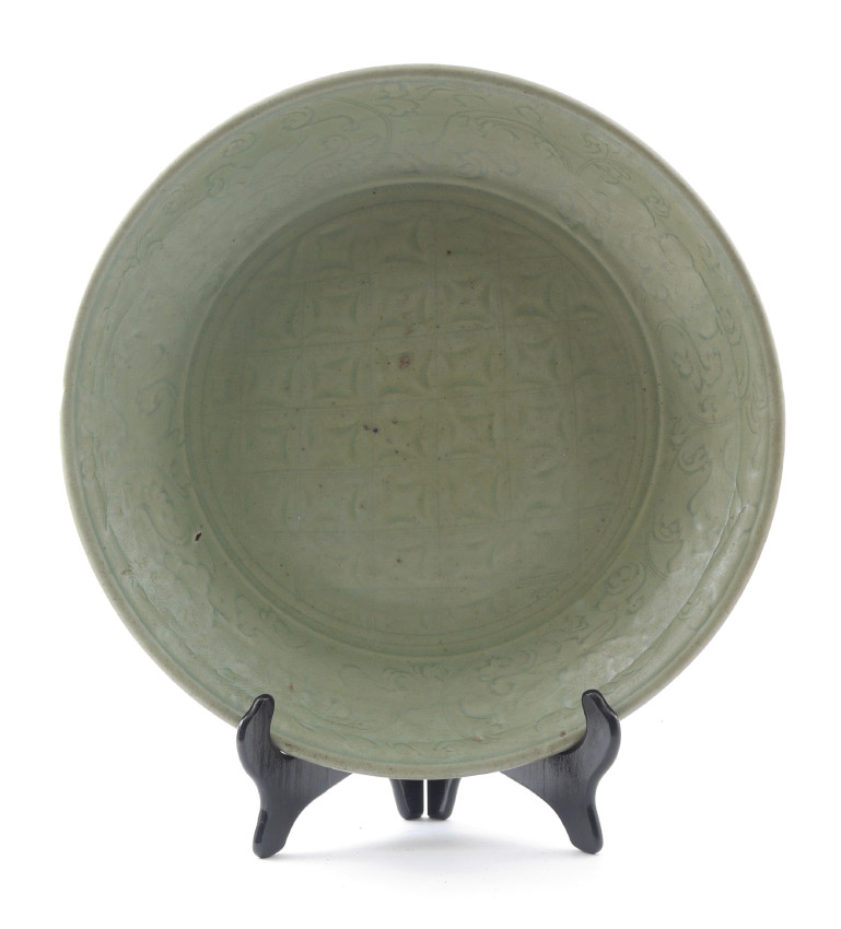 Appraisal: PRE TH CENTURY CHINESE LONGQUAN CELADON CHARGER Incised trellis center