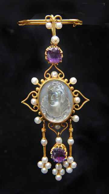 Appraisal: A VICTORIAN AMETHYST PEARL AND CAMEO BROOCH in a pendant