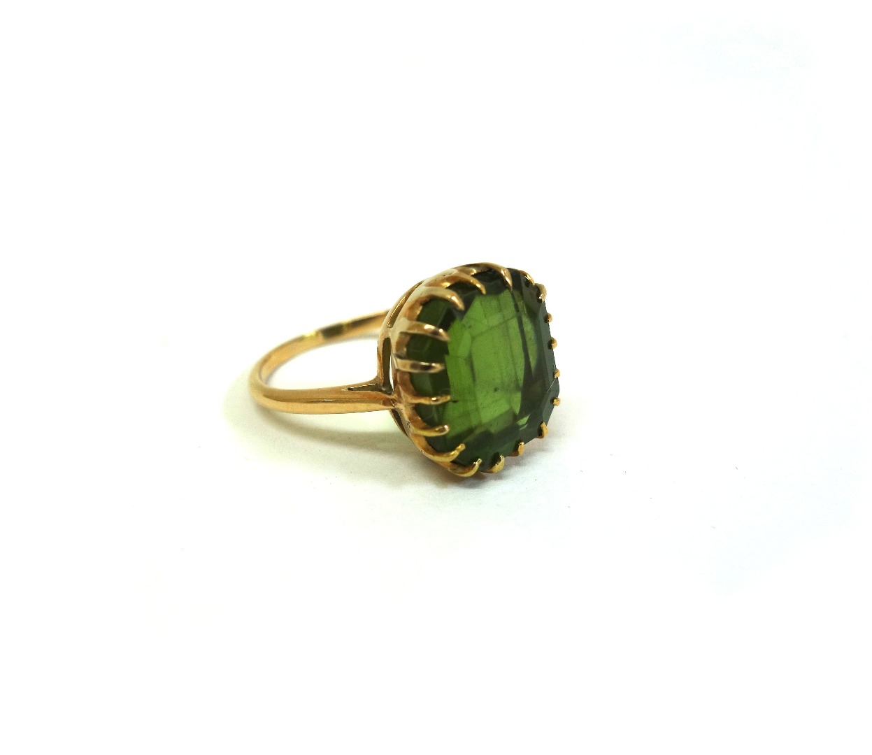 Appraisal: A gold and green tourmaline ring the stepped rectangular-cut stone