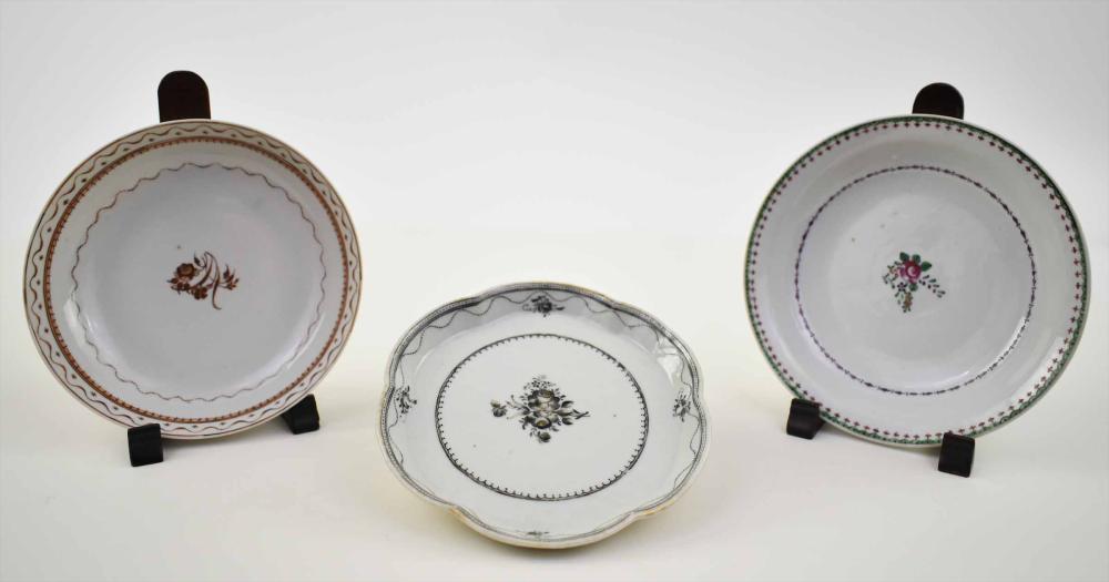 Appraisal: TWO CHINESE EXPORT PORCELAIN SMALL BOWLS A DISHLate th Early