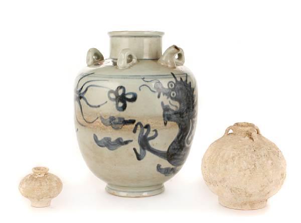 Appraisal: A group of Chinese trade porcelains comprising a late Ming