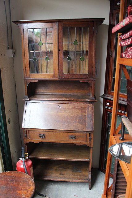 Appraisal: AN ART NOUVEAU OAK BUREAU BOOKCASE the upper section with