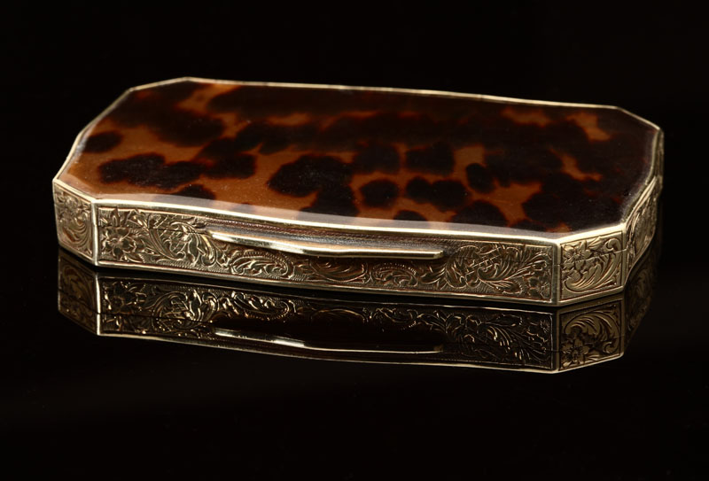 Appraisal: A Viennese tortoiseshell and K yellow gold snuffbox Circa with