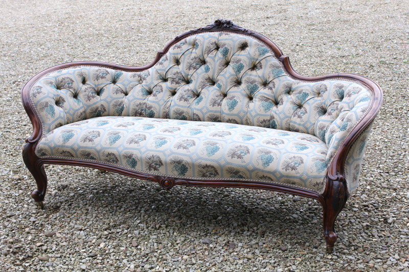 Appraisal: A Victorian walnut serpentine sofa on cabriole legs cm wide