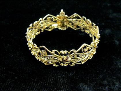 Appraisal: karat yellow gold bangle braceletFiligree style with horse shoe and