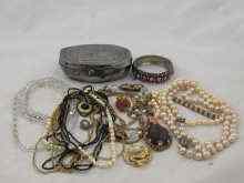 Appraisal: A quantity of costume jewellery including paste pearls and crystal