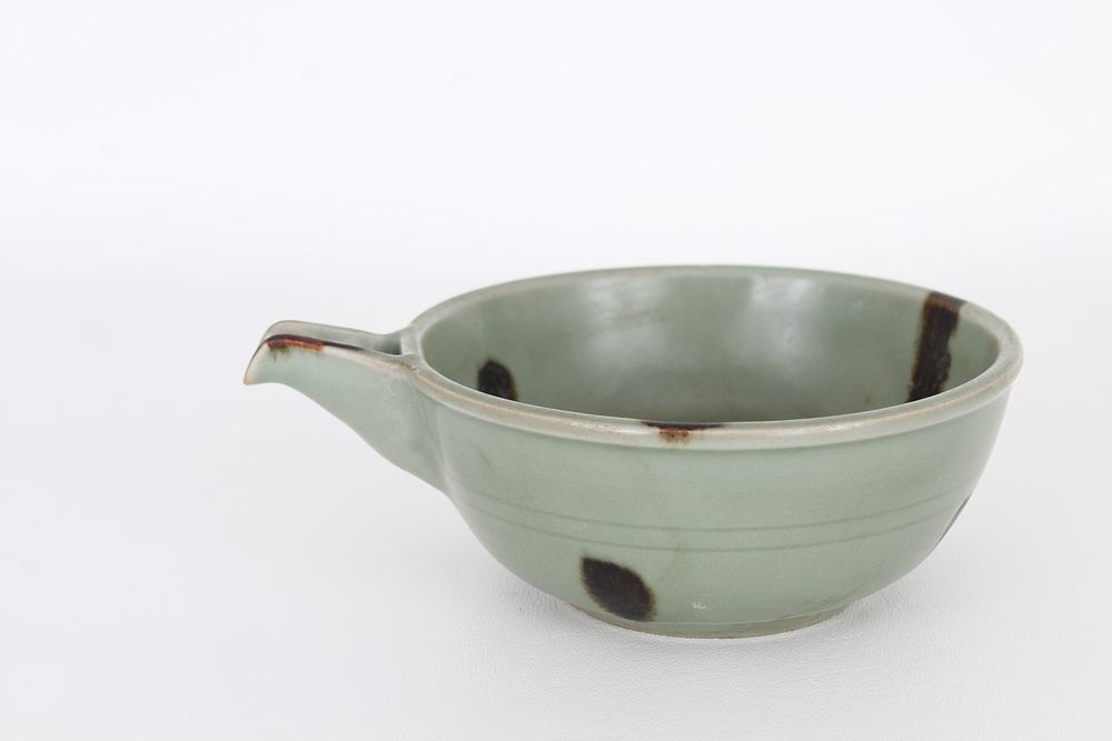 Appraisal: Chinese Yuan Longquan Celadon Bowl A Chinese Yuan Dynasty Longquan