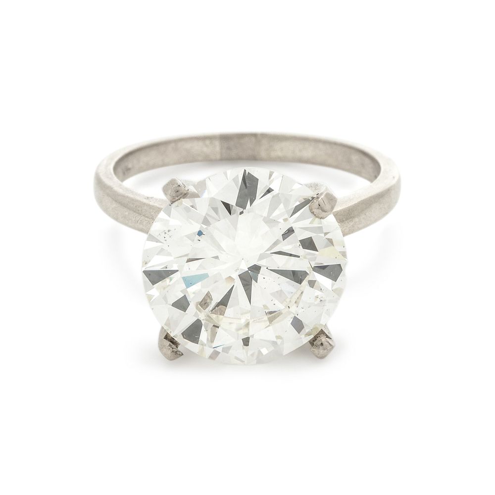 Appraisal: DIAMOND RING DIAMOND RING Containing one round brilliant cut diamond