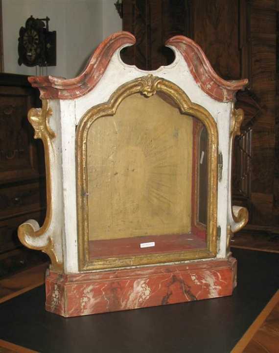 Appraisal: KLEINE ALTARVITRINE Barock s ddeutsch Ende Jh Holz geschnitzt teils