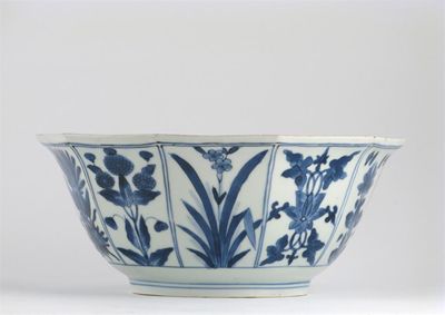 Appraisal: A Japanese Kakiemon-style decagonal bowl painted in blue with a