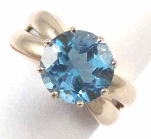 Appraisal: BLUE TOPAZ SOLITAIRE RING k yellow gold set with a