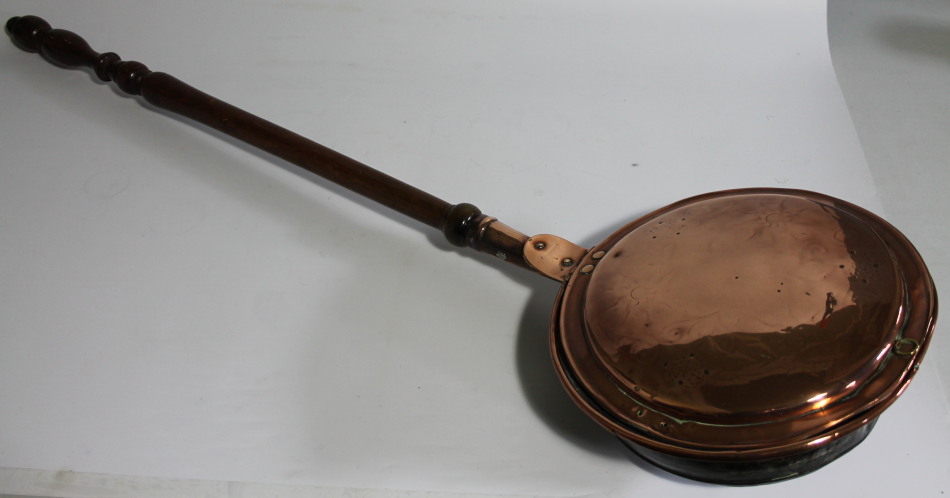 Appraisal: A thC copper warming pan with turned wood handle