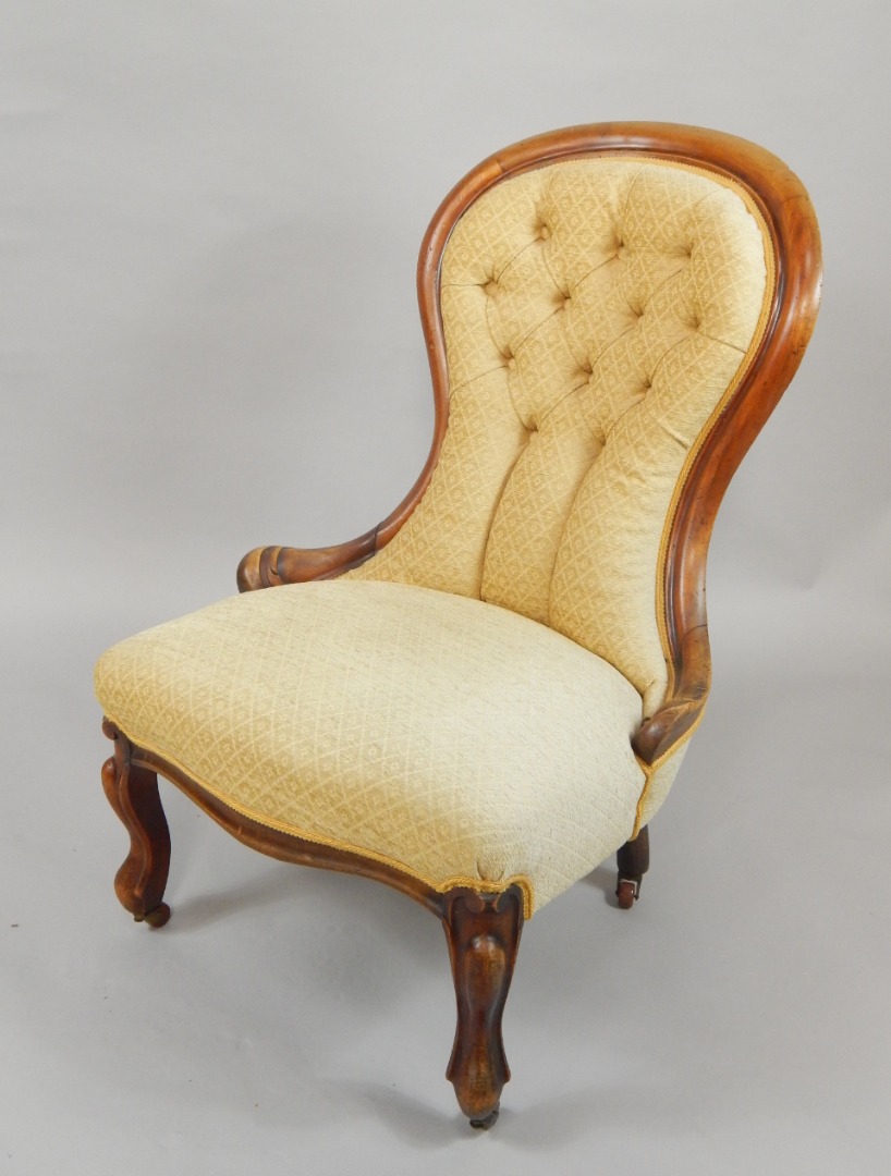 Appraisal: A Victorian mahogany spoon back nursing chair with button back