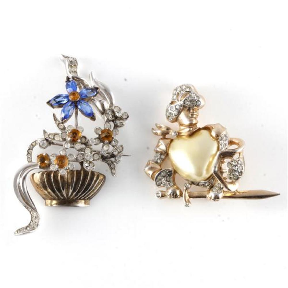 Appraisal: UNSIGNED GOLD TONED KNIGHT PIN BROOCH WITH HEART SHAPED PEARL