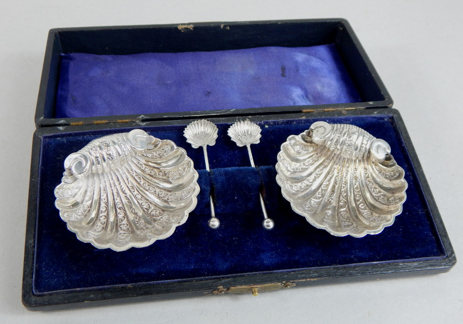 Appraisal: A pair of Edwardian silver shell shaped salts and spoons