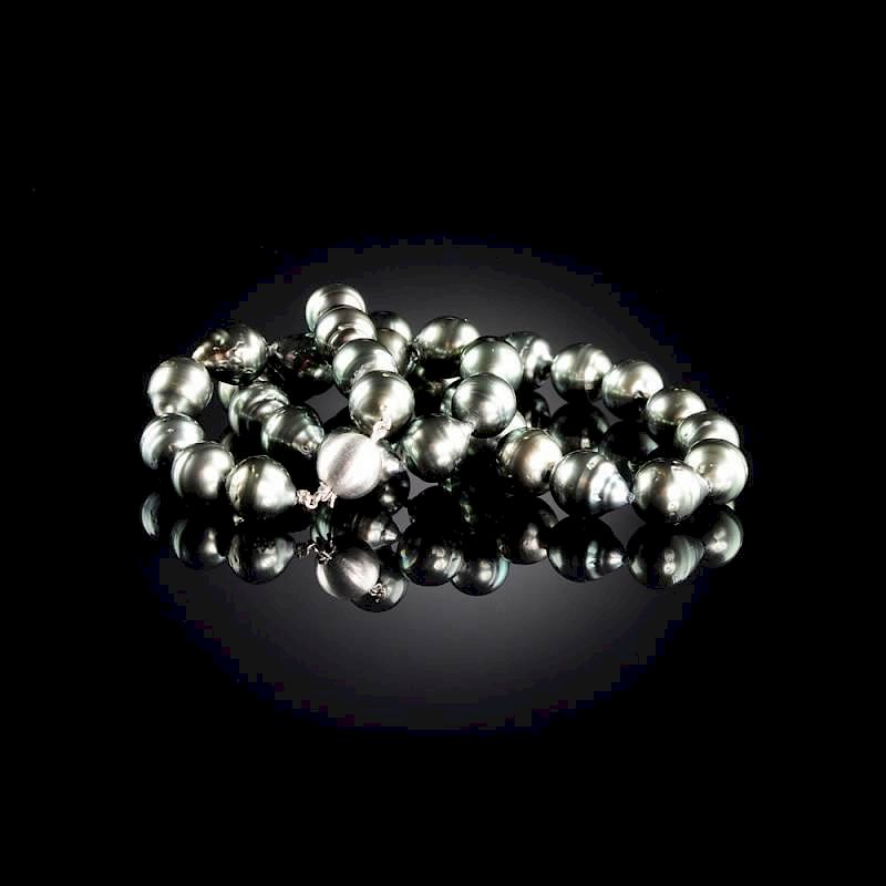 Appraisal: A STRAND OF TAHITIAN SOUTH SEA PEARLS A STRAND OF