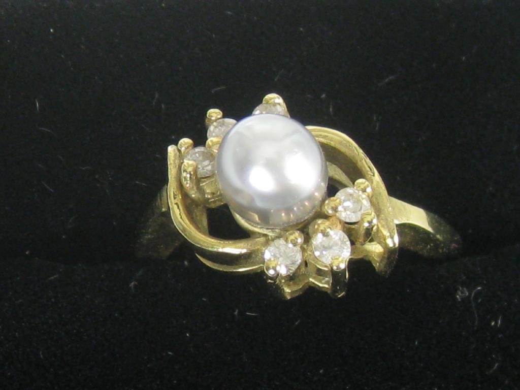 Appraisal: A Contemporary freshwater Pearl and Diamond Ring the central silver