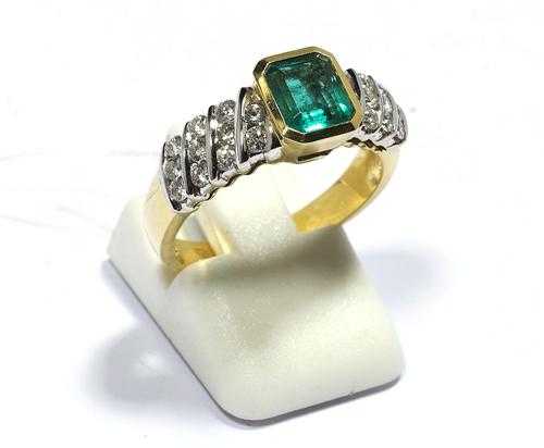 Appraisal: EMERALD AND BRILLIANT-CUT DIAMOND RING Yellow and white gold Elegant