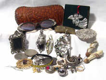 Appraisal: A quantity of costume jewellery and miscellaneous items including a