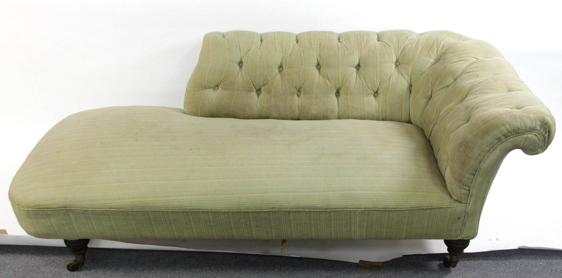 Appraisal: A Victorian upholstered chaise longue on turned tapering legs with