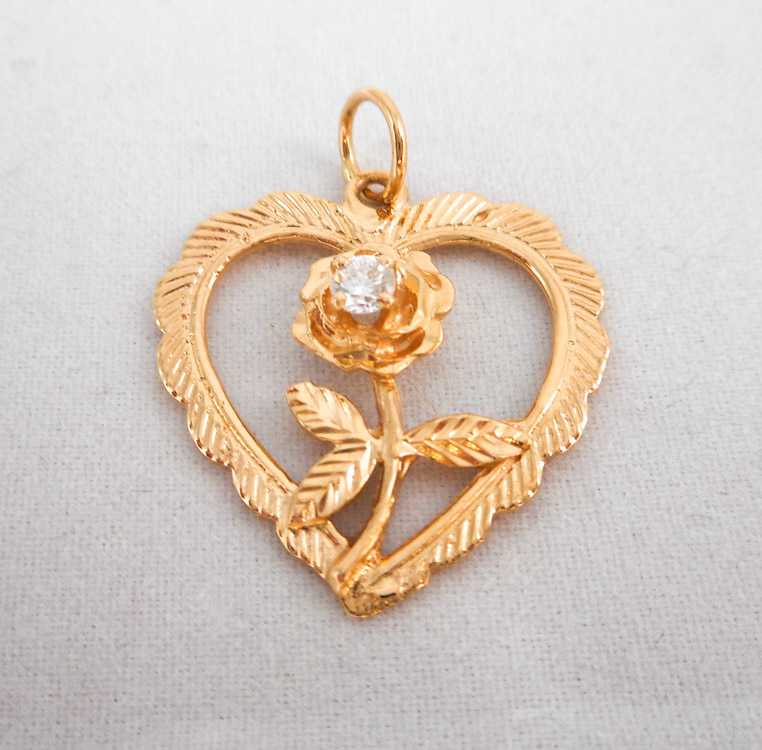 Appraisal: DIAMOND AND EIGHTEEN KARAT GOLD PENDANT The rose and heart