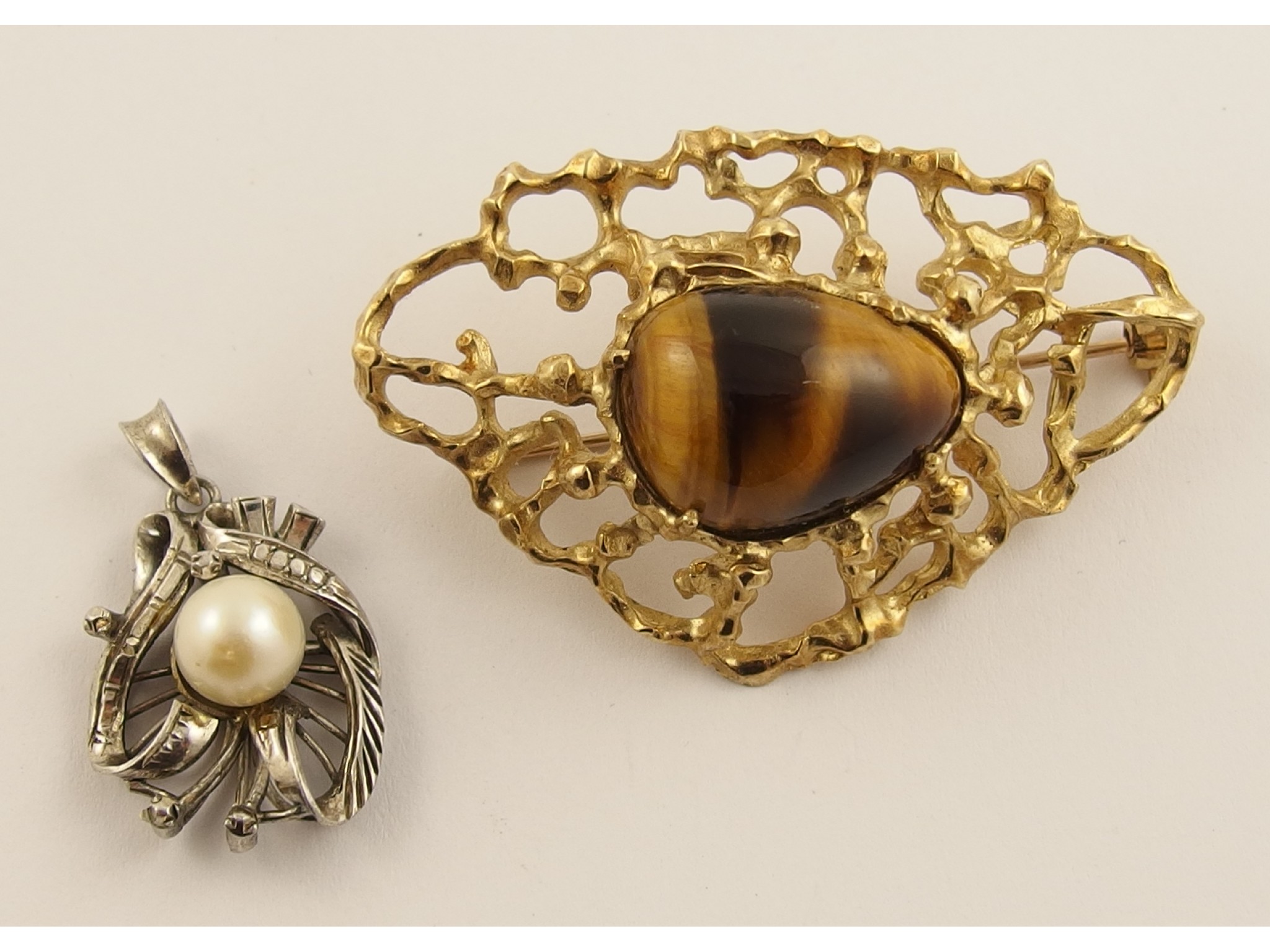 Appraisal: A ct retro brooch set with a tigers eye gemstone